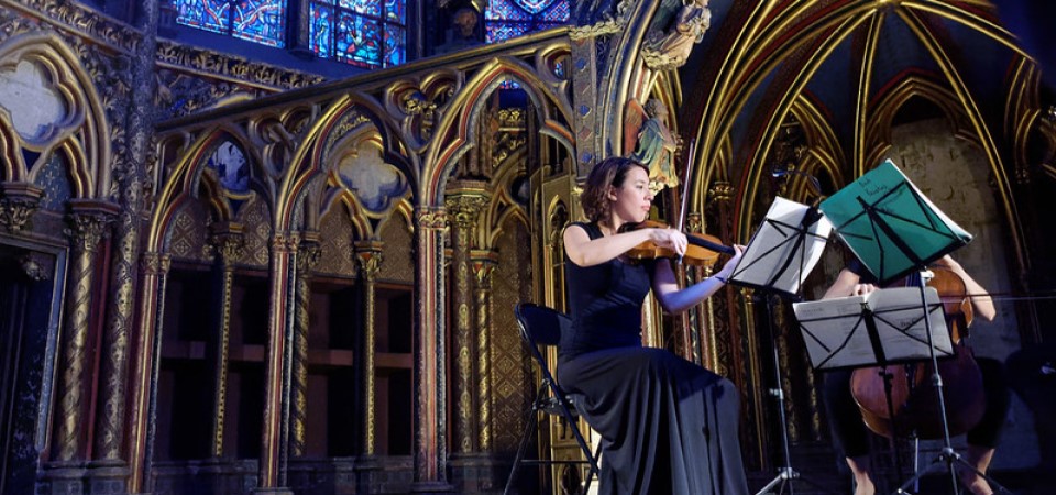 lady playing the violin in sainte chapelle