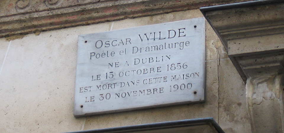 Plaque dedicated to Oscar Wilde above the hotel where he died