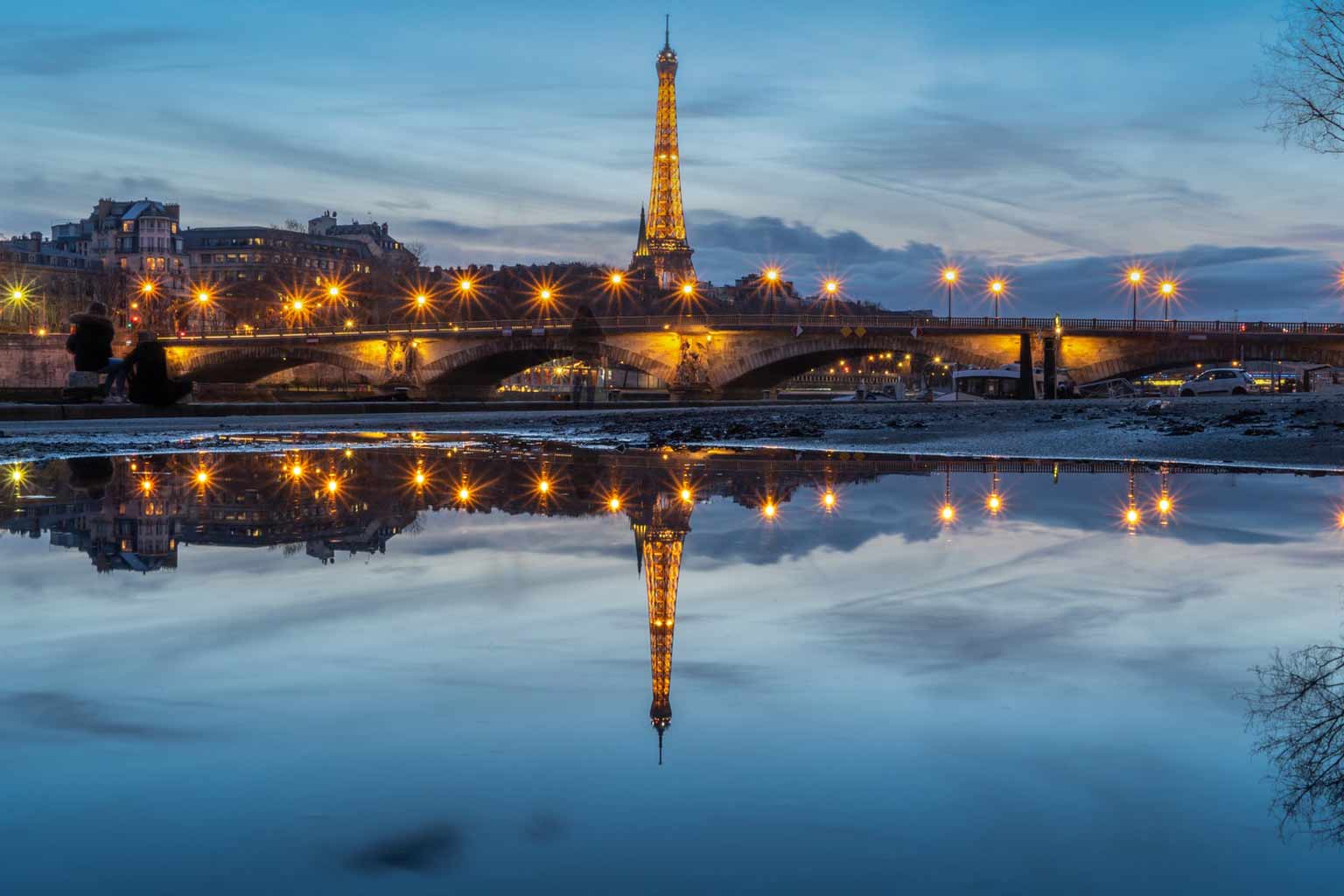 Le reflet de la Tour Eiffel un soir d'hiver