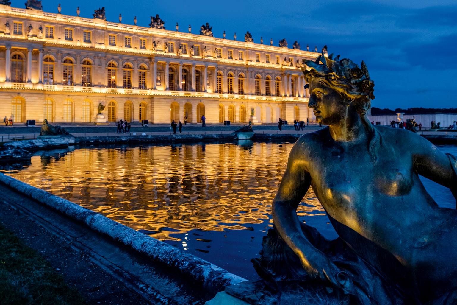 The Night Fountains Show at the Palace of Versailles: firewords at the palace of versailles, Chateau de versailles, in the gardens with fountains. © Nicolas Chavance