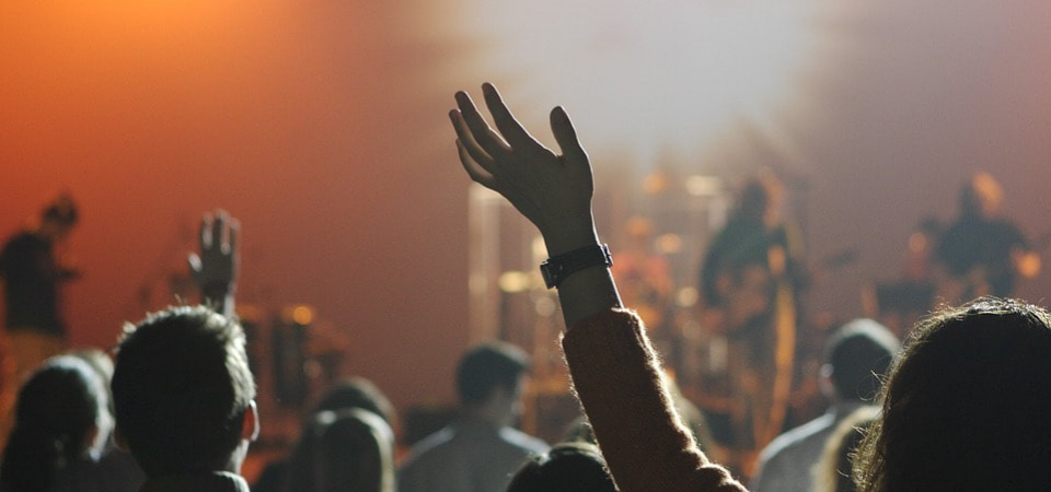 paris nightlife concert crowd