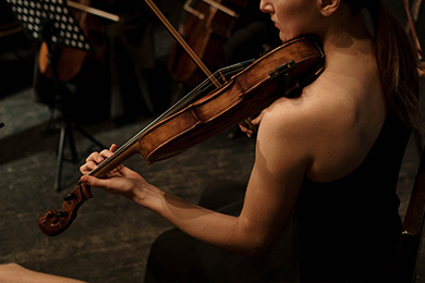barbe-bleue©cottonbro-pexels-thumbnail woman playing violin in an orchestra