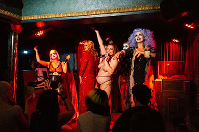 Madame arthur drag queen cabaret club divan du monde boite de nuit paris